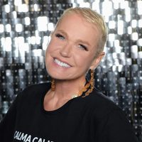 La que puede, puede: las icónicas botas de Xuxa con las que acompaña su excéntrico look total black
