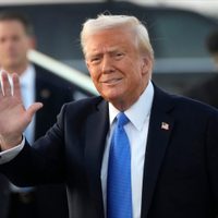 Trump despide a miembros del consejo del Kennedy Center y se nombra presidente