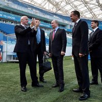 Putin, a lavarse la cara con el balón