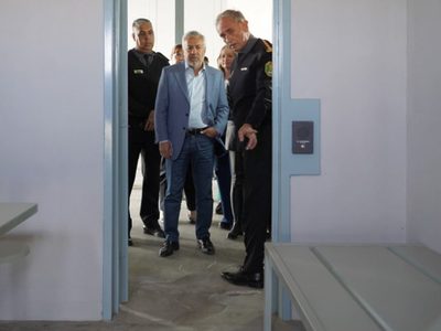 El gobierno gasta $100 millones por día en comida para presos