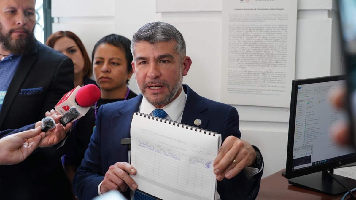El alcalde de la Miguel Hidalgo, Mauricio Tabe, en el Congreso de la CDMX