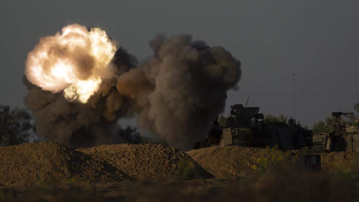 Una unidad móvil de artillería de Israel dispara desde el sur de Israel hacia la Franja de Gaza