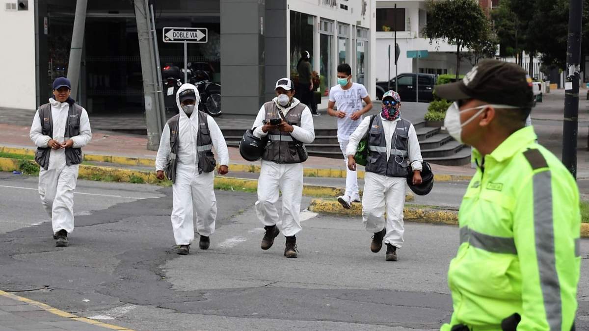 Militares y policías retiran los cadáveres de las calles y veredas. Fuente: (Twitter)