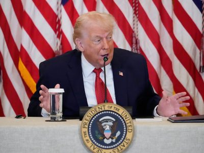 Trump sugiere que podría imponer aranceles a países que no apoyen control de EU sobre Groenlandia
