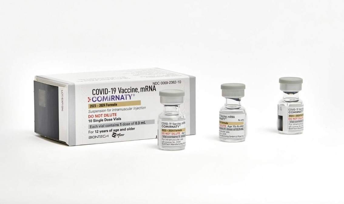 Ampolletas de una sola dosis de la vacuna actualizada de la compañía Pfizer