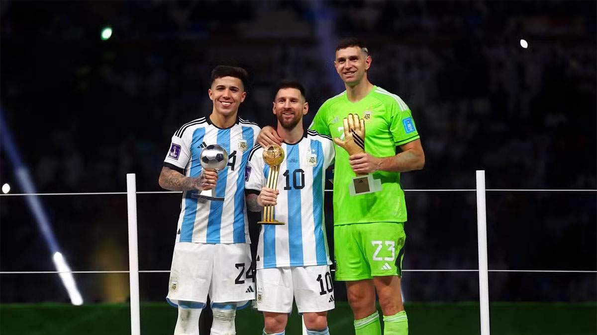 Enzo, Messi y Dibu, qué momento.