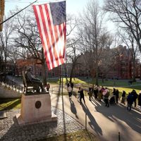 Trump exige mil millones de dólares a Harvard mientras el enfrentamiento se intensifica