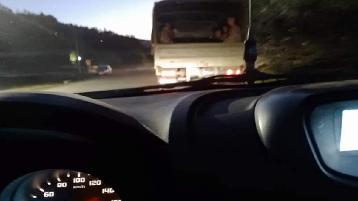 El camión del Ejército transporta a un grupo de soldados en la caja trasera. Fuente: (RSM)