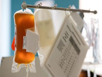 Un estudio develó que el mejor tratamiento para el coronavirus es con plasma