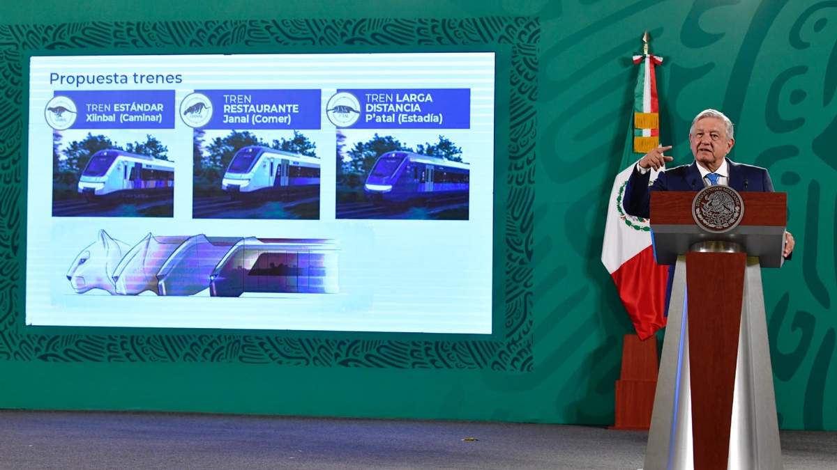 López Obrador presentando el proyecto del Tren Maya