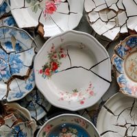 Antes de tirar los platos picados de la abuela, mirá cómo convertirlos en piezas de decoración modernas y originales