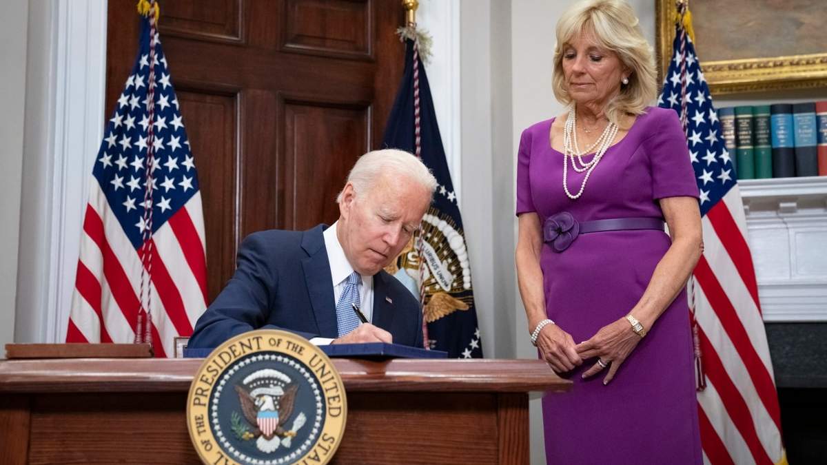 El presidente de Estados Unidos, Joe Biden, al firmar la ley bipartidista