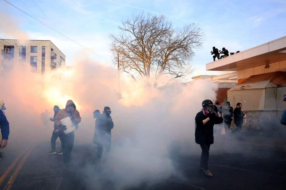 Agentes federales lanzaron gases lacrimógenos y granadas aturdidoras contra los manifestantes frente al edificio del ICE el 31 de enero de 2026 en Portland, Oregón.