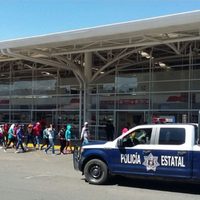 Normalistas en Oaxaca retienen autobuses y bloquean terminal de ADO