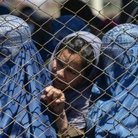 Esta es la razón por la que los talibanes llaman a las mujeres a quedarse en sus casas "por ahora"
