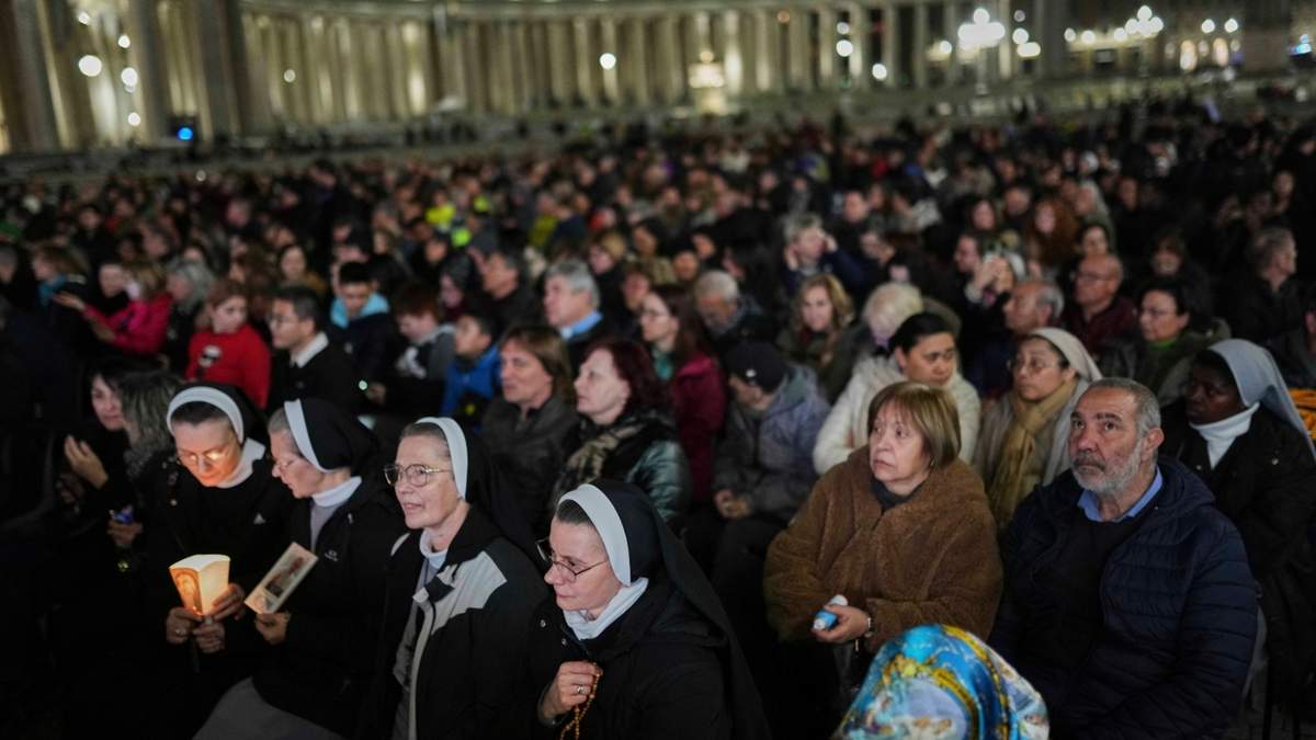 Fieles católicos se reúnen para rezar el Rosario por el papa Francisco en la plaza de San Pedro del Vaticano, el sábado 8 de marzo de 2025