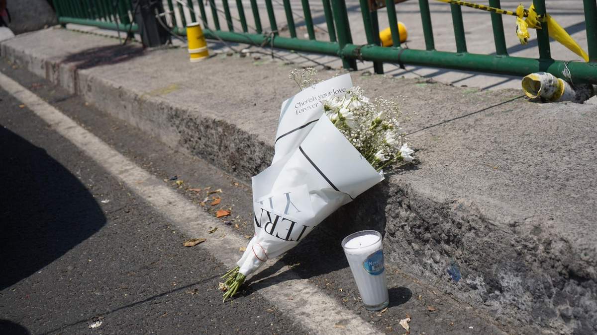 Un ramo de flores blancas acomodado en el lugar donde ocurrió el doble crimen de los colaboradores de Clara Brugada