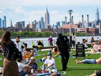 “Estacionamiento humano”: la idea que implementaron en Nueva York para marcar la distancia social