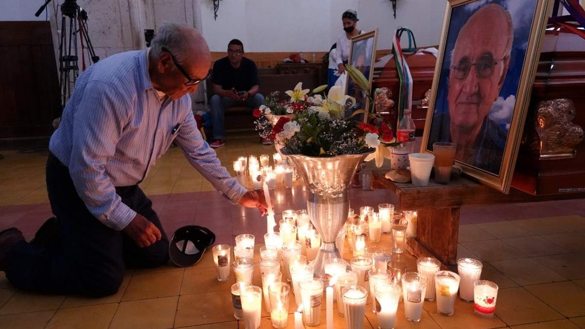Misa de despedida delos padres jesuitas Joaquín César Mora Salazar y Javier Campos Morales, quienes fueron asesinados