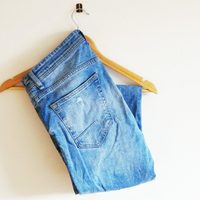¿Cansada de que no entren todos los jeans en el tender y no se sequen bien?: el truco de la abuela para resolverlo