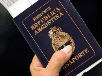 Alerta pasaportes: piden devolver una serie por una falla invisible en la tinta