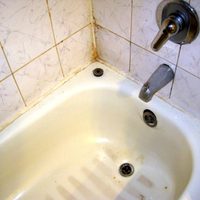 Sin gastar un peso: el truco de los expertos para dejar la bañera de casa como nueva en menos de 10 minutos