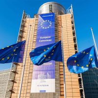 La Comisión Europea quiere calificar a la energía nuclear y al gas como inversiones sustentables