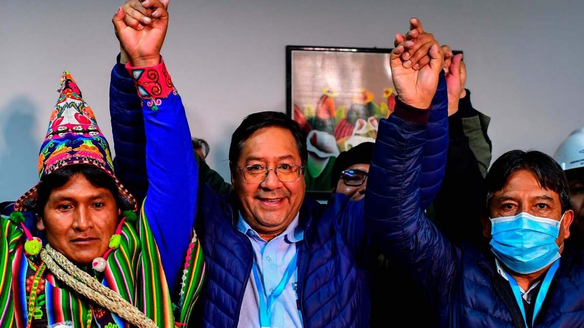 Luis Arce (centro) festeja el resultado de boca de urna junto a su vice,  David Choquehuanca (derecha). Fuente: (Twitter)
