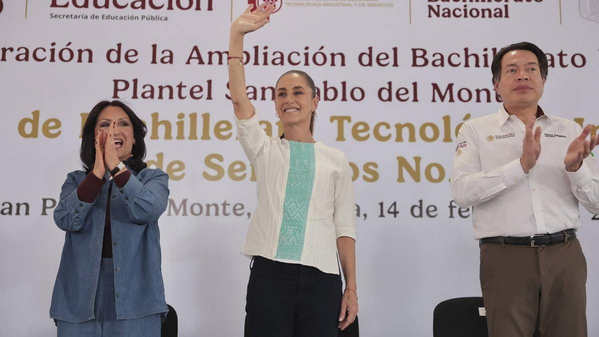 La presidenta Claudia Sheinbaum en un evento con estudiantes del Centro de Bachillerato Tecnológico Industrial y de Servicios No. 153 (CBTIS)