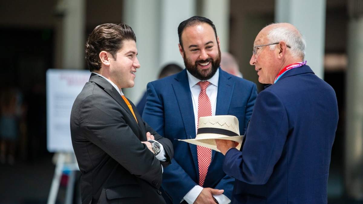Samuel García con el embajador de Estados Unidos en México, Ken Salazar, afuera de la sede de la Cumbre de las Américas