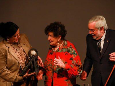 “Desbiologizar la escritura”: Margo Glantz al recibir el Premio Carlos Fuentes