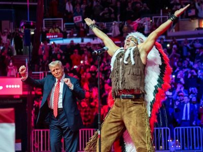 Así bailó Trump con Village People al ritmo de YMCA (Video)