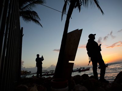 Cimbran a Cancún ataque a Fiscalía, persecución y tiroteos que dejan cuatro muertos