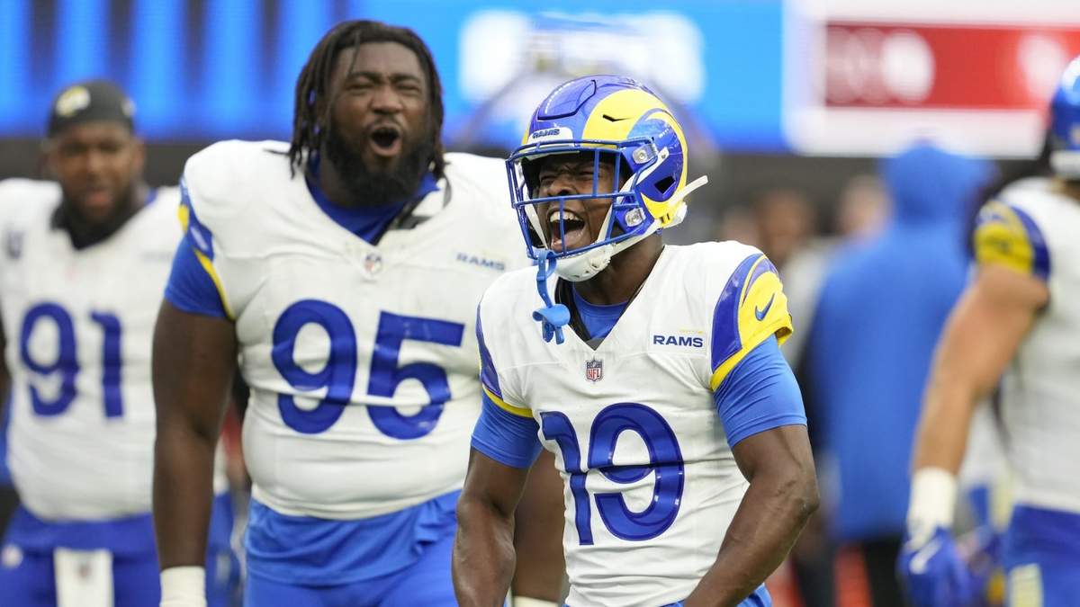 Xavier Smith (19) y Bobby Brown III (95) de los Rams