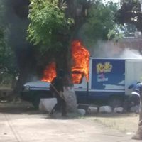 Normalistas de Michoacán queman vehículos, bloquean vía y se enfrentan a policías