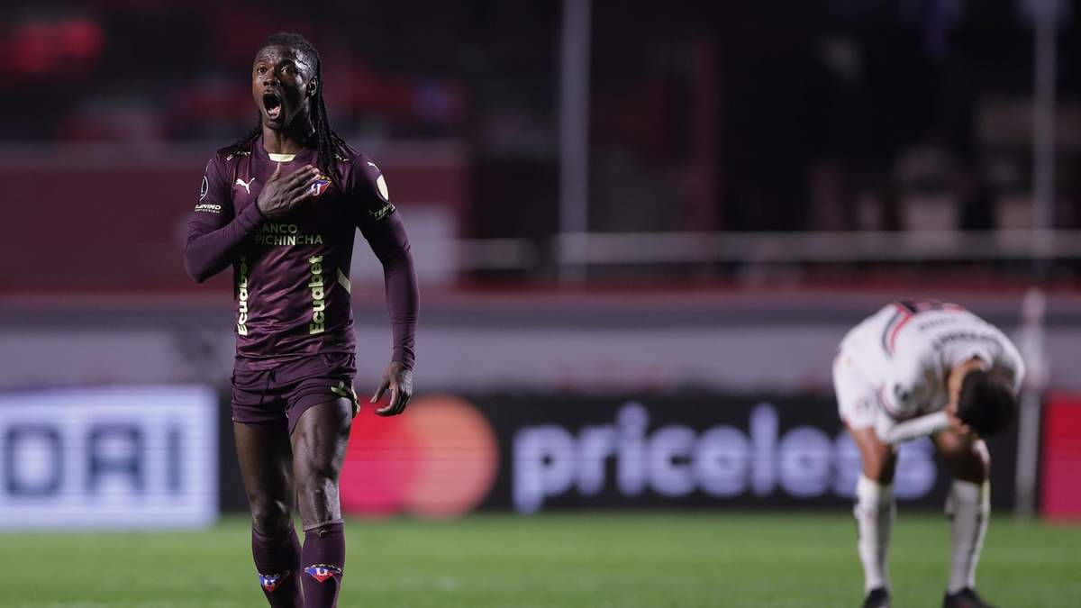 Ricardo Ade, de Liga Deportiva Universitaria de Quito, festeja la victoria por 1-0 sobre Sao Paulo