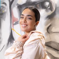 Lejos de la ostentación, pero con espacios cómodos y piscina envidiable, así vive Ángela Leiva