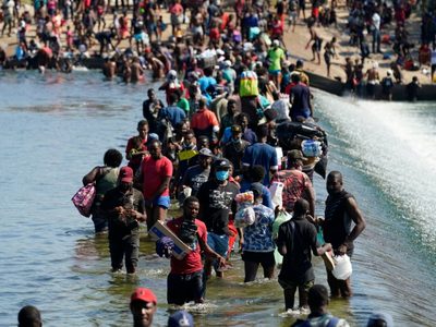 Grave crisis migratoria: unos 13 mil migrantes cruzaron a Estados Unidos y esperan bajo un puente