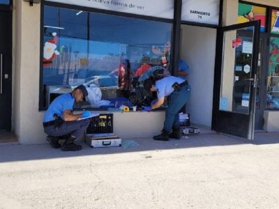 Un hombre rompió la vidriera de una óptica, eligió los lentes que quería y se los robó