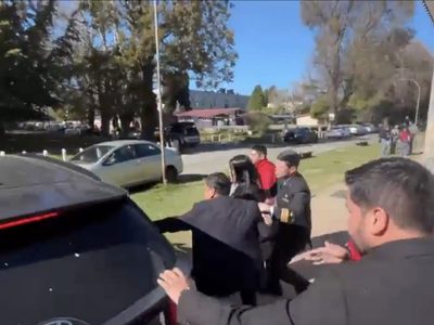 Insultan y arrojan agua a ministra de Ciencia de Chile durante una protesta estudiantil (Videos)