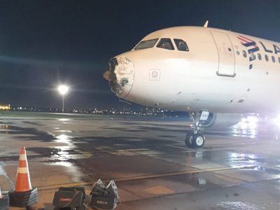Un avión de Latam Airlines pierde la nariz y un motor al atravesar una tormenta (Video)