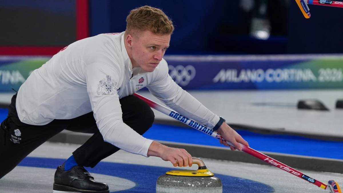 El británico Bobby Lammie en acción durante la ronda de round robin ante Alemania en curling en los Juegos Olímpicos de Invierno el domingo 15 de febrero del 2026