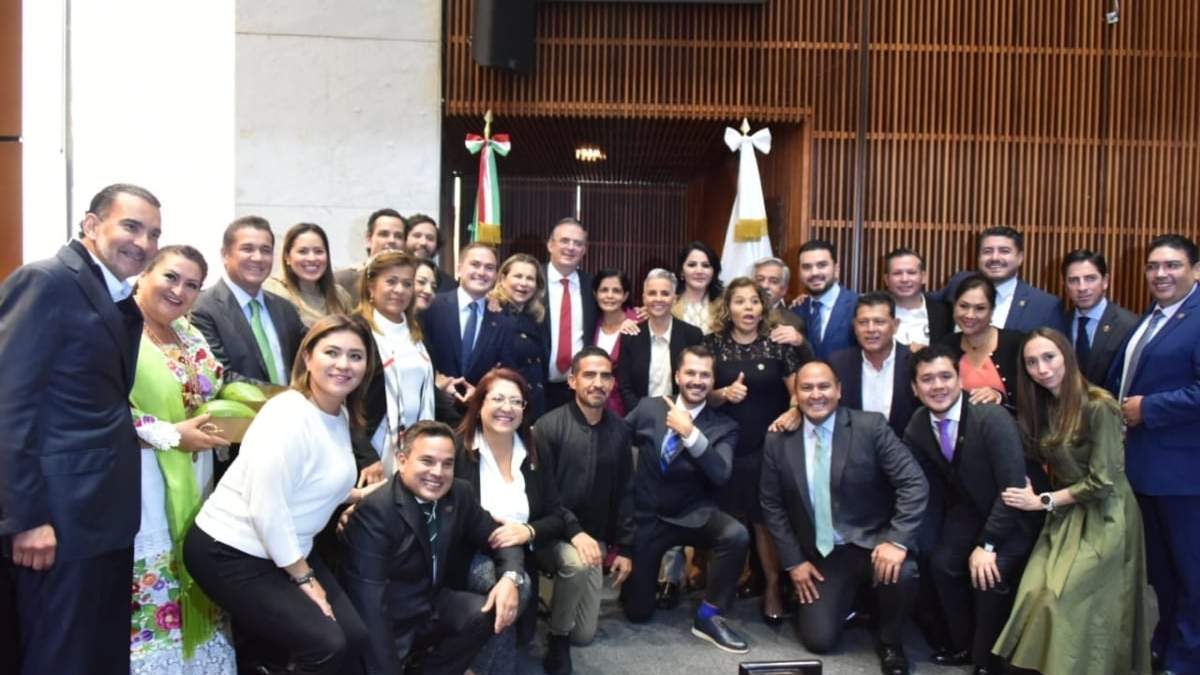 Marcelo Ebrard con los diputados del PVEM