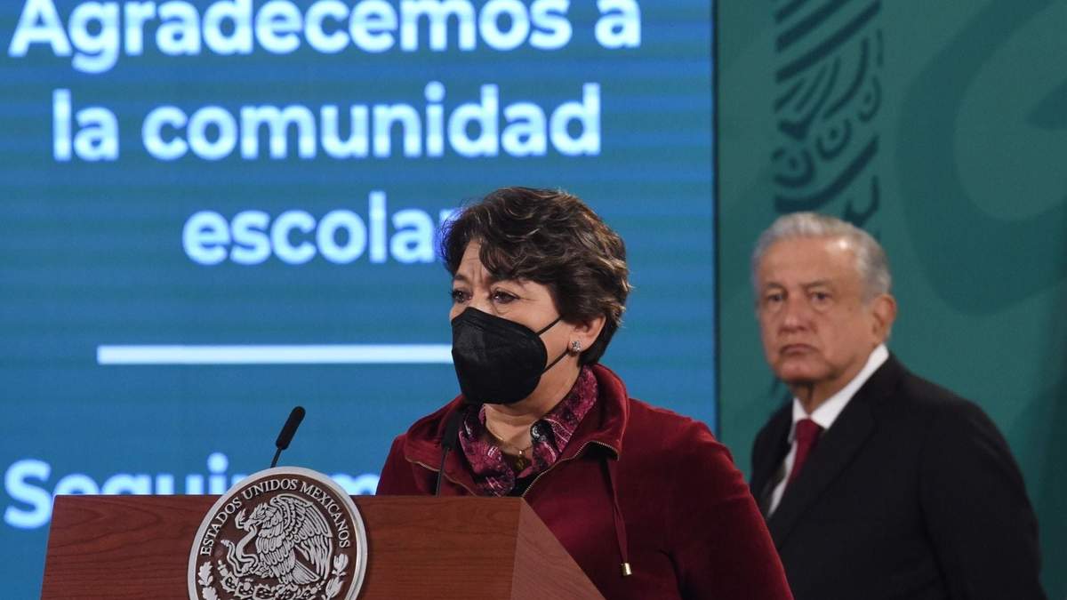 La titular de la SEP, Delfina Gómez