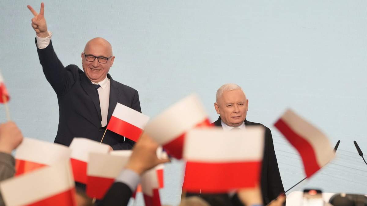 El líder del partido conservador Ley y Justicia, Jaroslaw Kaczynski, a la derecha