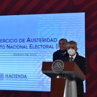 Este es el plan de austeridad que el gobierno "sugiere" al INE para sacar adelante la consulta