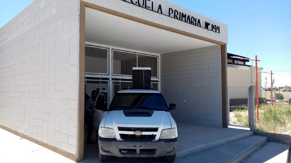 Comienzan a equipar al establecimiento educativo de Zapala. Fuente: (Twitter)