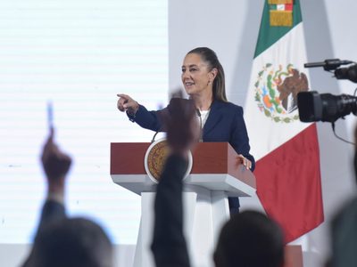 "Estaban distraídos": Sheinbaum minimiza que morenistas le dieran la espalda por tomarse foto con hi