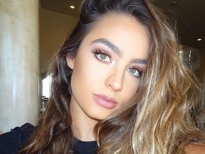 ¿Qué hay ahí? Sommer Ray juega con tu mente en esta postal... ¡OMG!