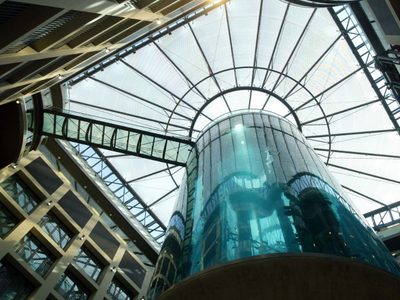 Un acuario gigante, con más de 1500 peces, estalló en Berlín
